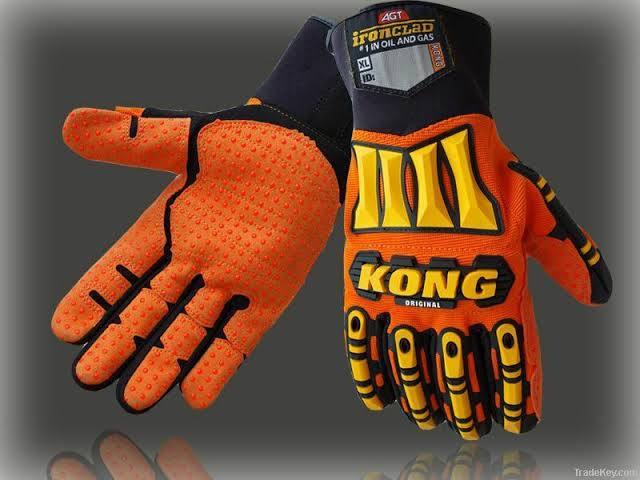 The KONG Handglove delivers superior protection, durability, and grip performance for demanding work environments. Designed with reinforced anti-impact padding and high-grip palm technology, it provides both safety and control while handling tools, machinery, and heavy materials. Built for professionals who require reliable hand protection without sacrificing flexibility.